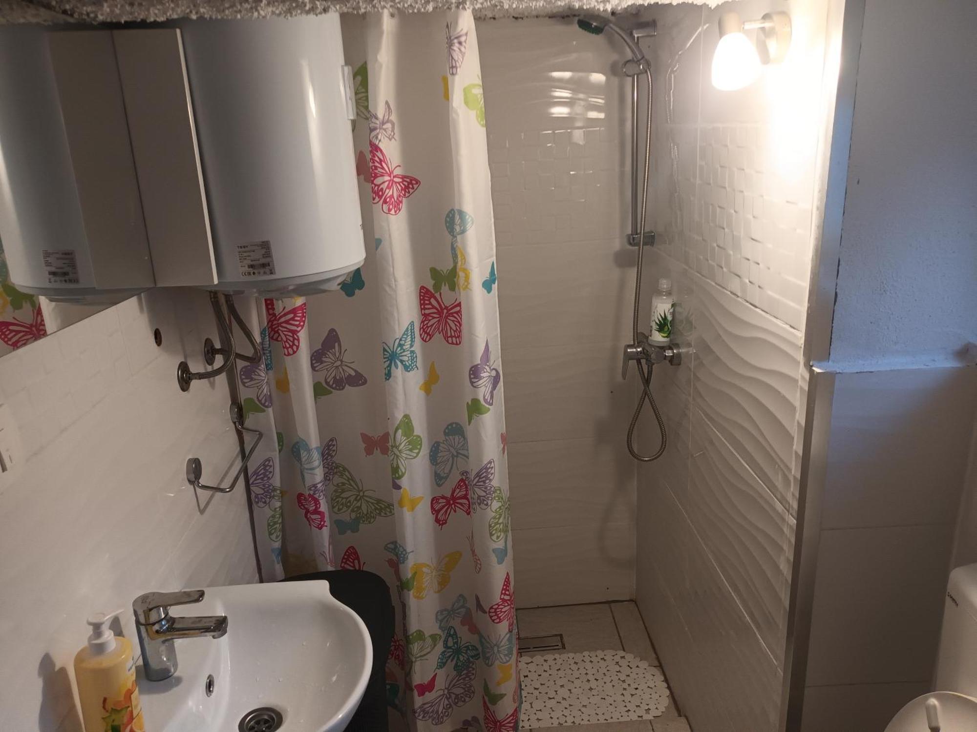 Brnara Kravarica Vrlika Bagian luar foto