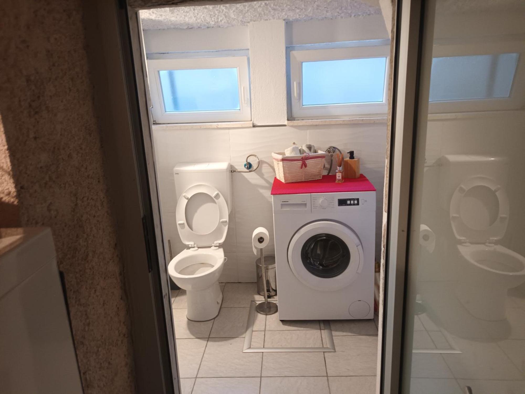 Brnara Kravarica Vrlika Bagian luar foto