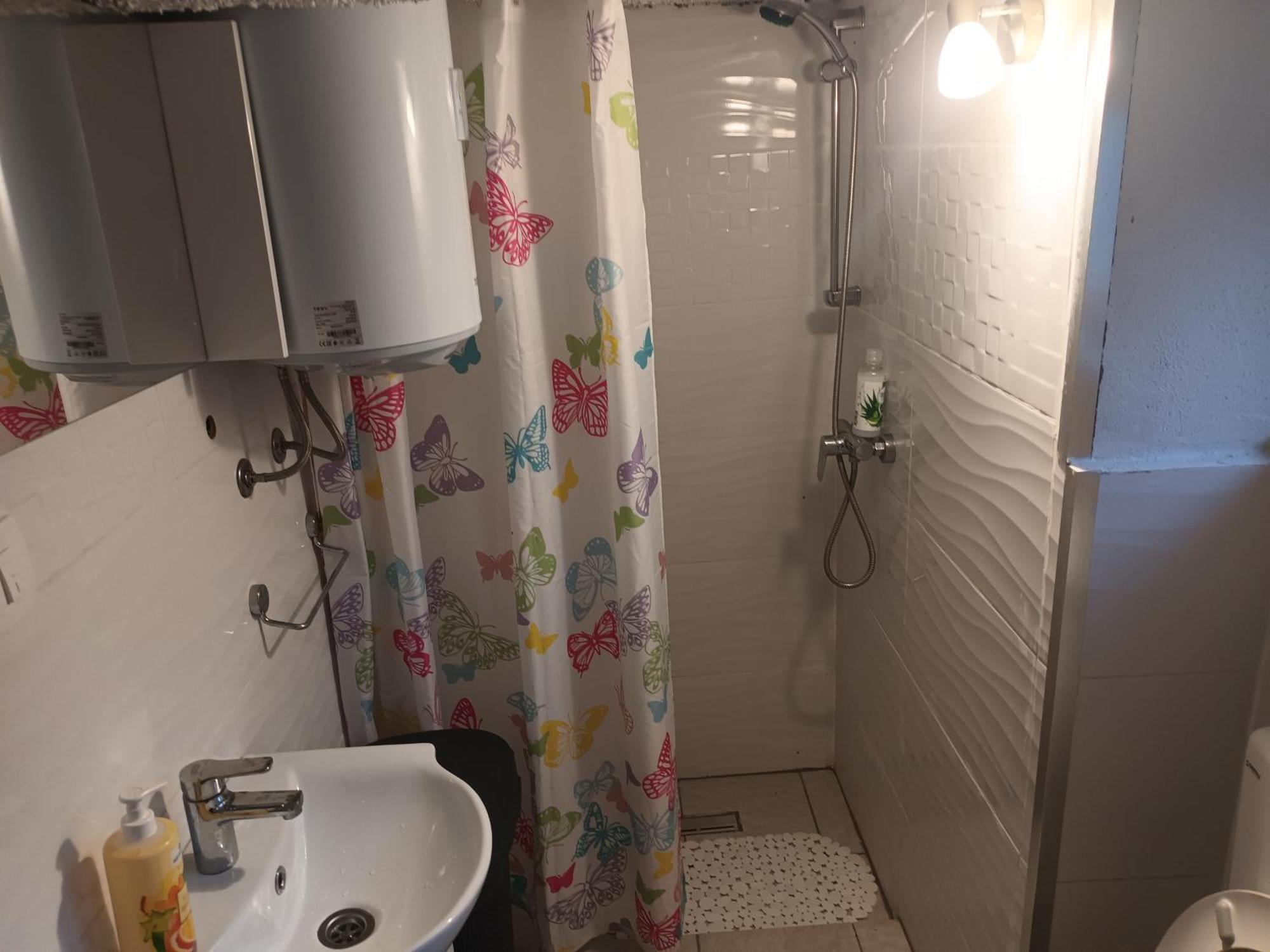 Brnara Kravarica Vrlika Bagian luar foto