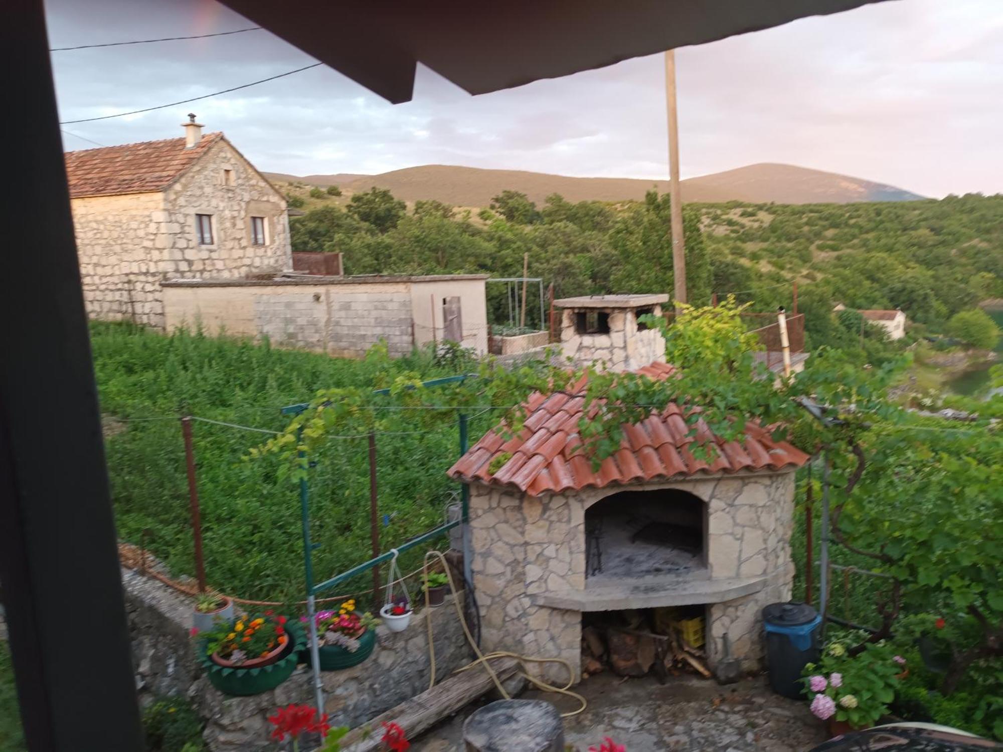 Brnara Kravarica Vrlika Bagian luar foto